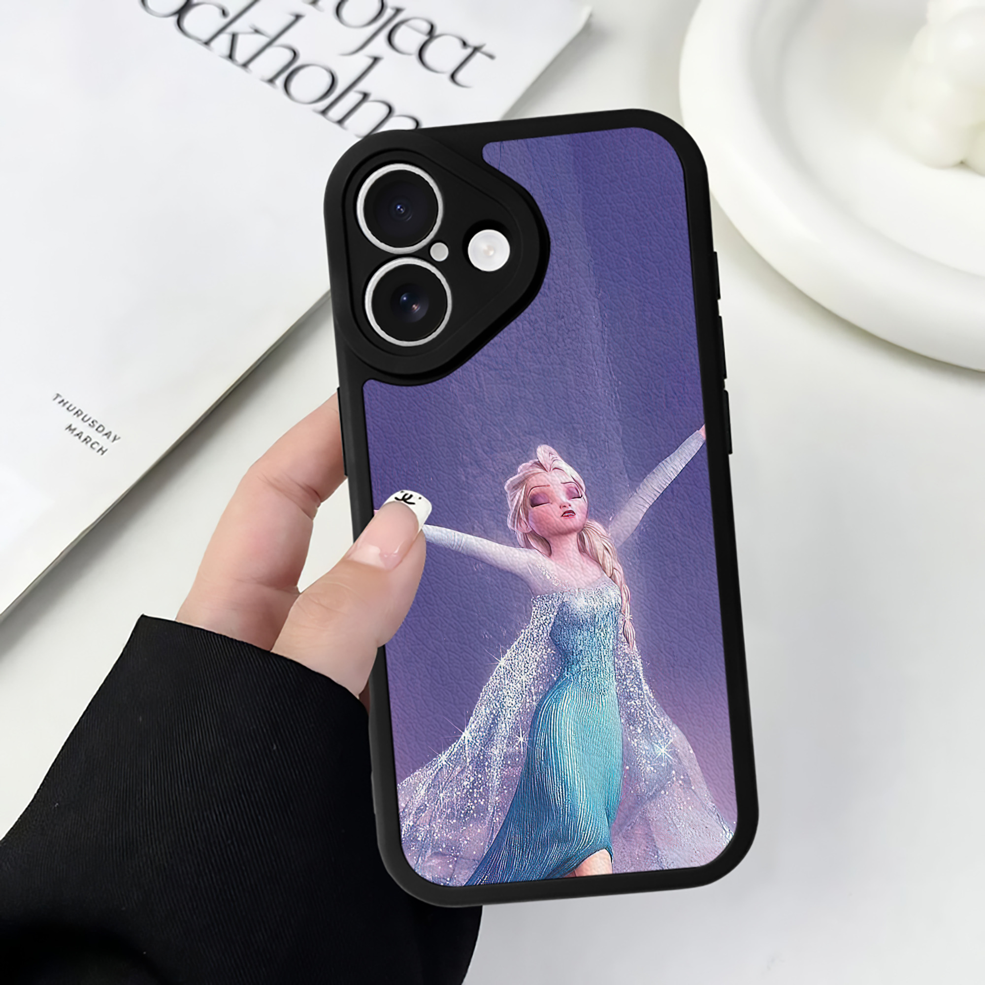 （画像用） アナと雪の女王 アンナ エルサ Frozen Anna Elsa 【iPhone 16シリーズ対応】シリコンスマホケース（レザー調） 材質：シリコン